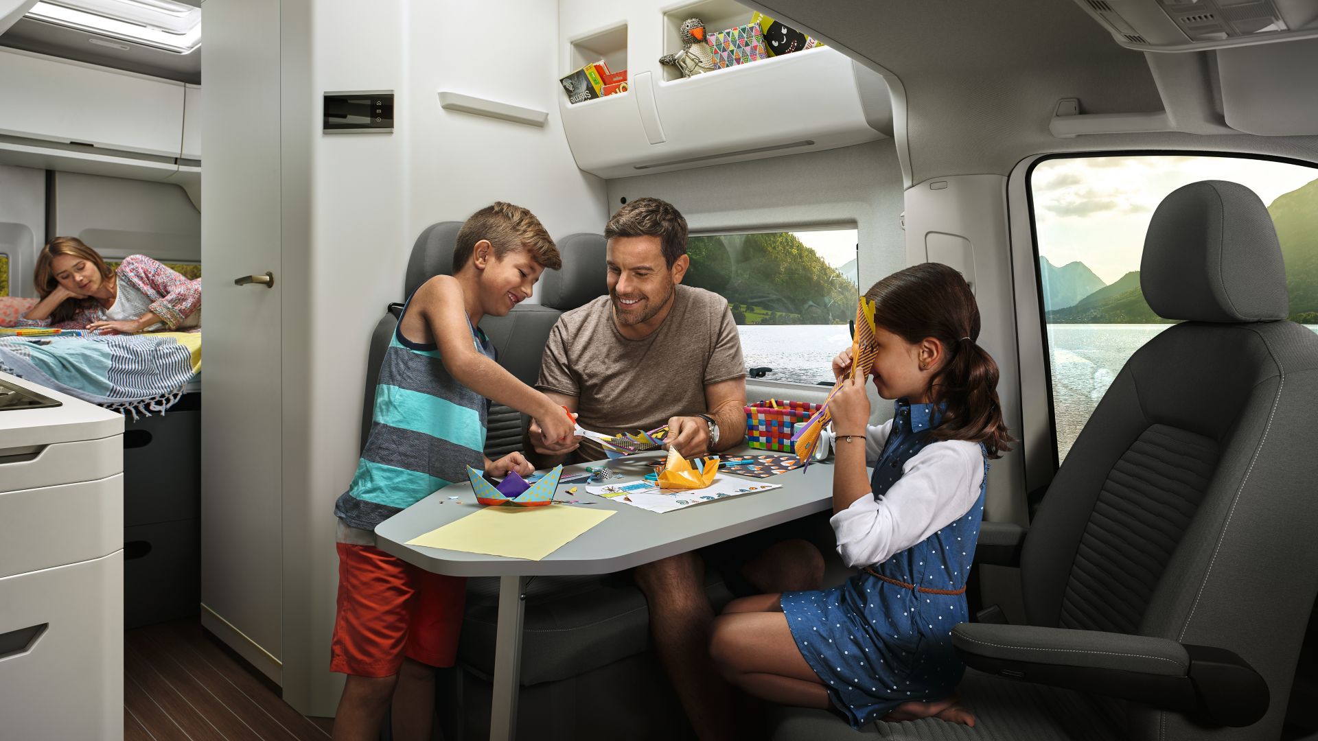 Intérieur du VW Grand California avec famille