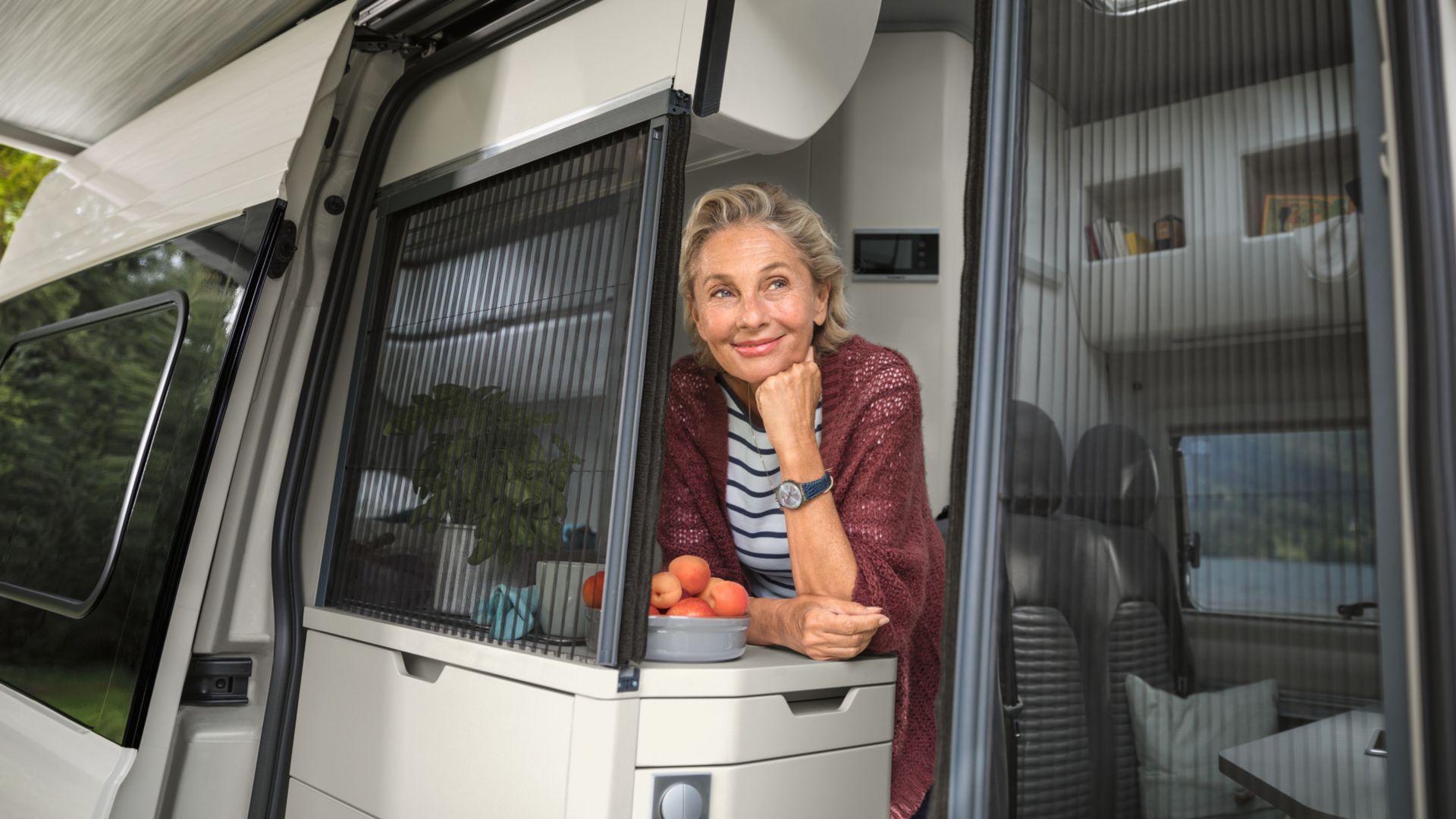 Intérieur du VW Grand California vue latérale avec femme