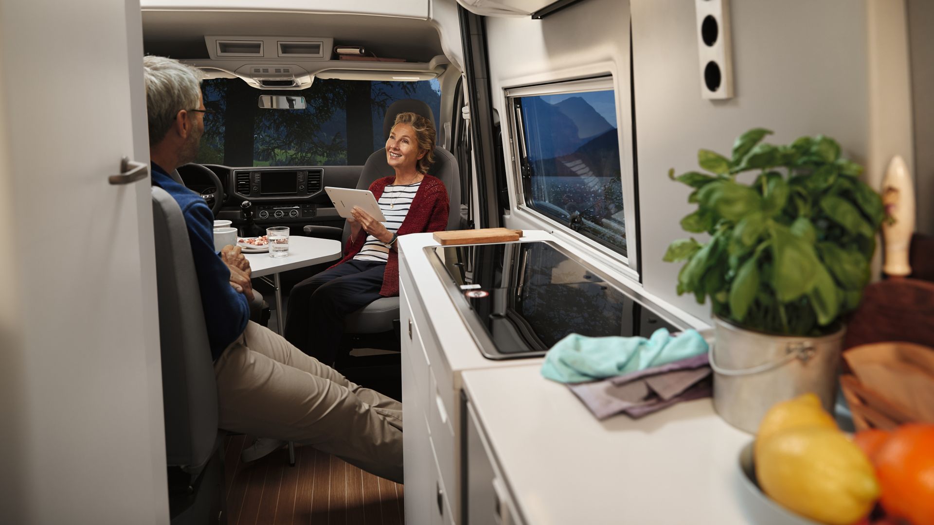 Couple dans le VW Grand California