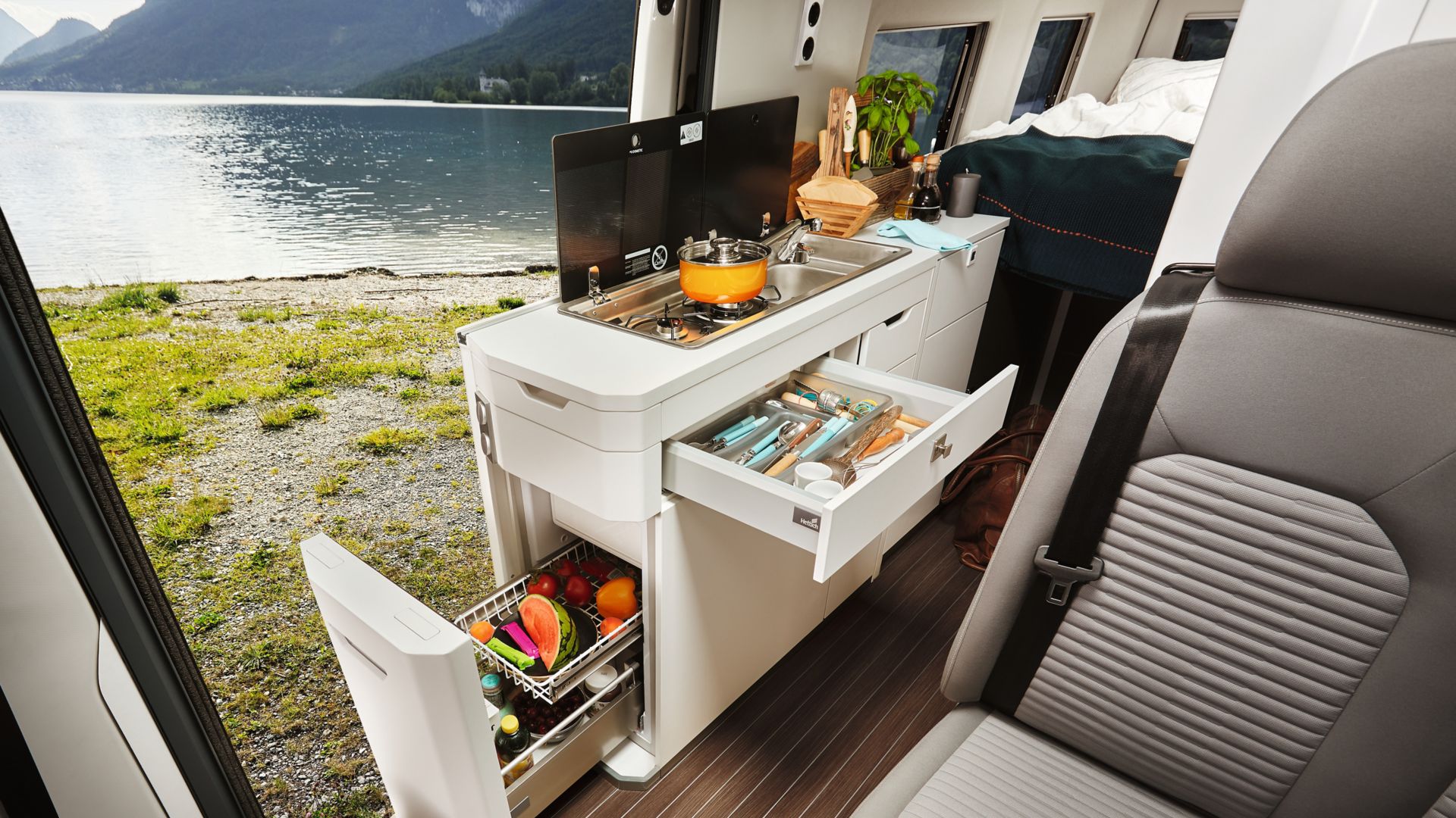 Cuisine du VW Grand California avec vue sur un lac