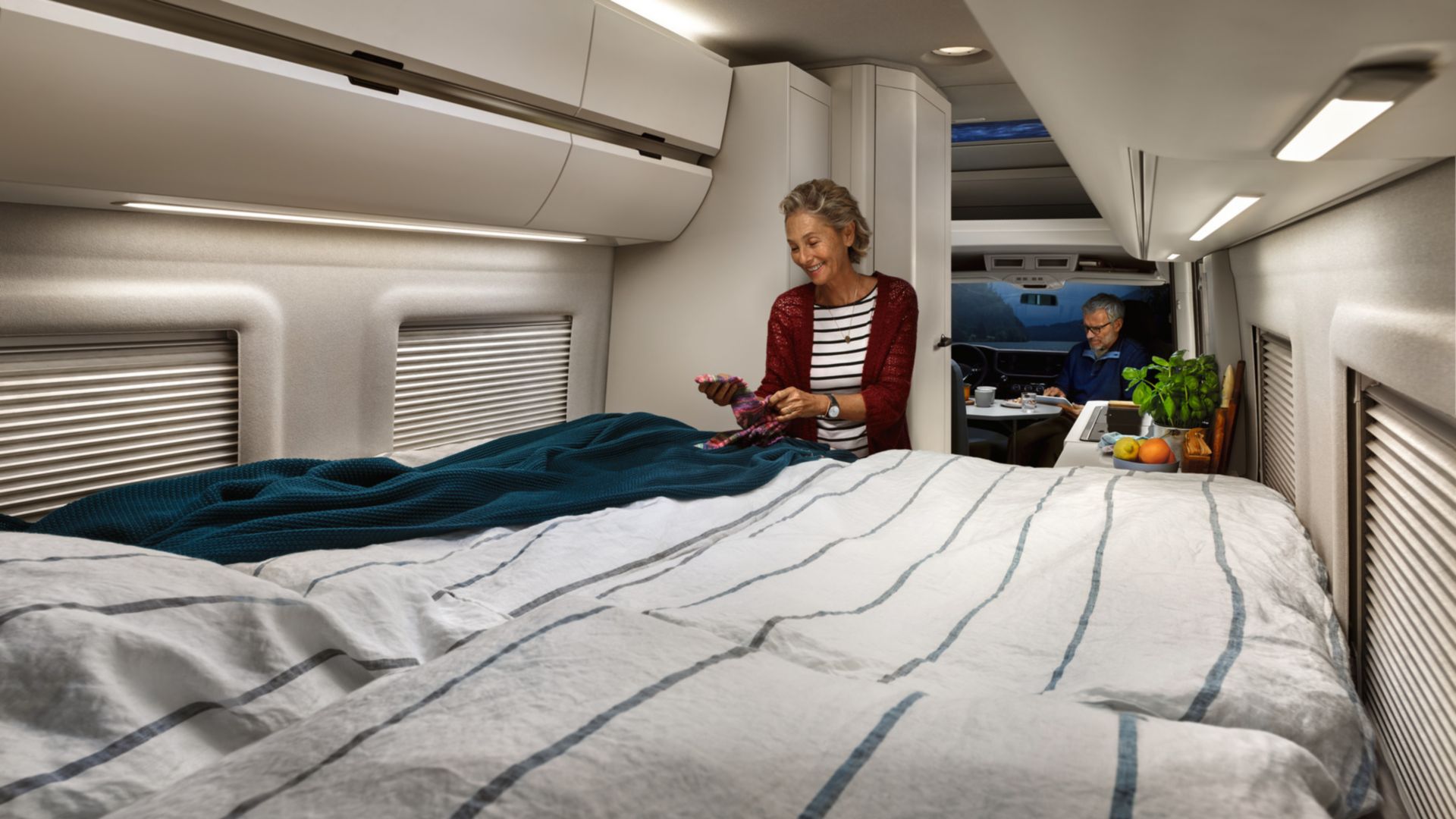 Grand lit dans le VW Grand California avec couple