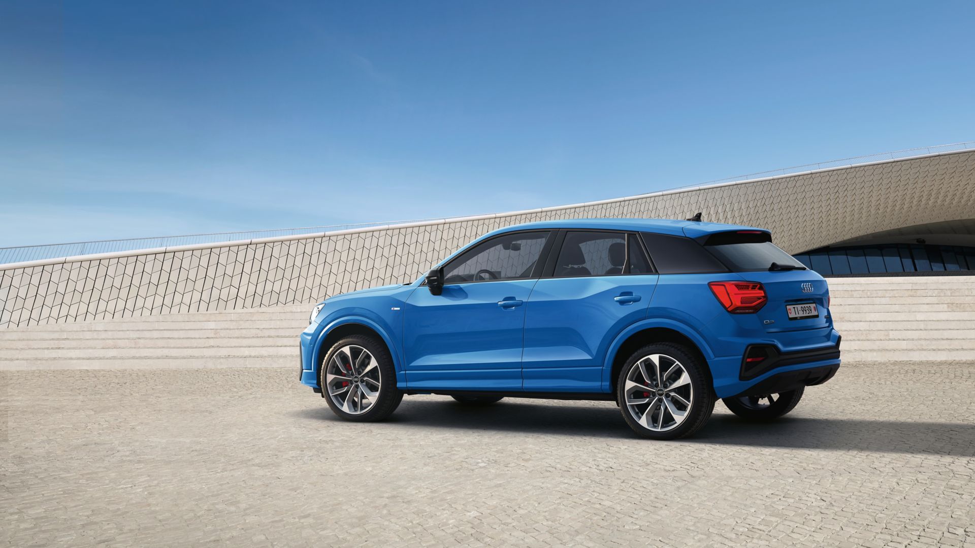 Audi Q2 bleu vue latérale