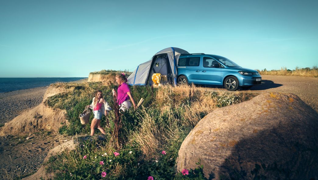 Blauer Caddy California mit Heckzelt