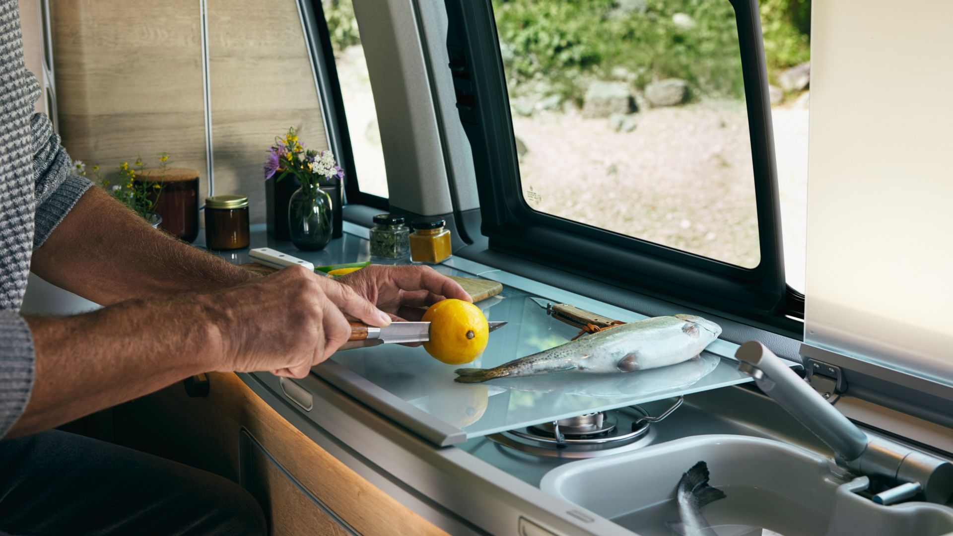 VW California Beach Küche, Vorbereitung von Fisch