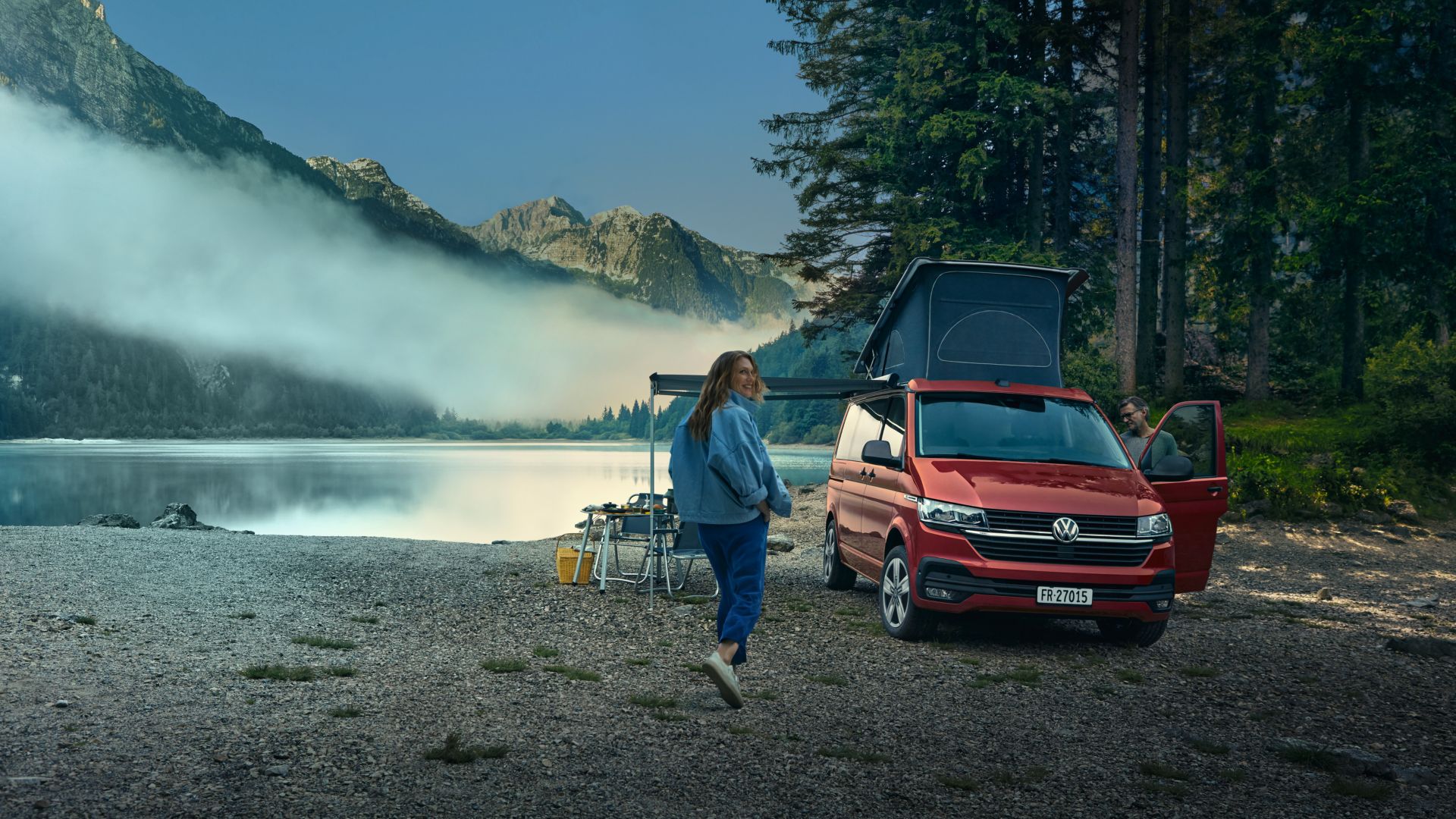 Roter VW California Beach vor einem See