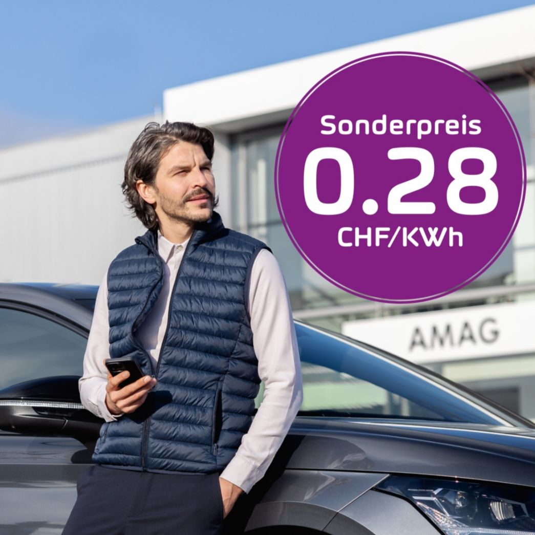 Ein Mann lehnt an einem Auto vor einem AMAG-Gebäude, während ein lila Overlay einen "Sonderpreis 0.28 CHF/KWh" bewirbt.