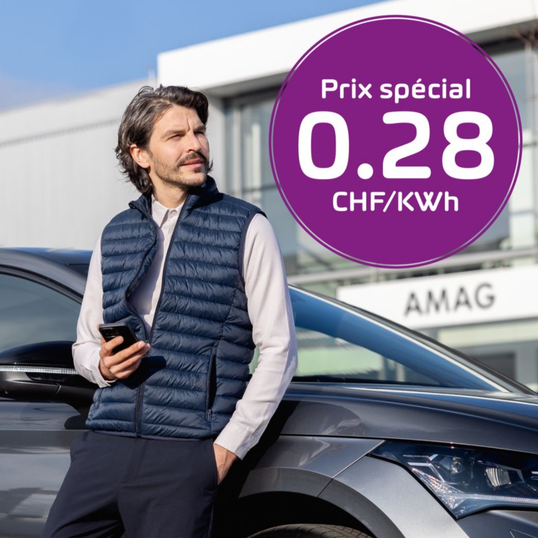 Un homme est adossé à une voiture devant un bâtiment d'AMAG, tandis qu'un overlay violet fait la promotion d'un « prix spécial 0,28 CHF/KWh ».