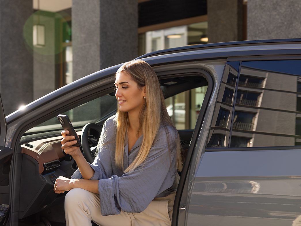 Application AMAG Femme en voiture avec smartphone