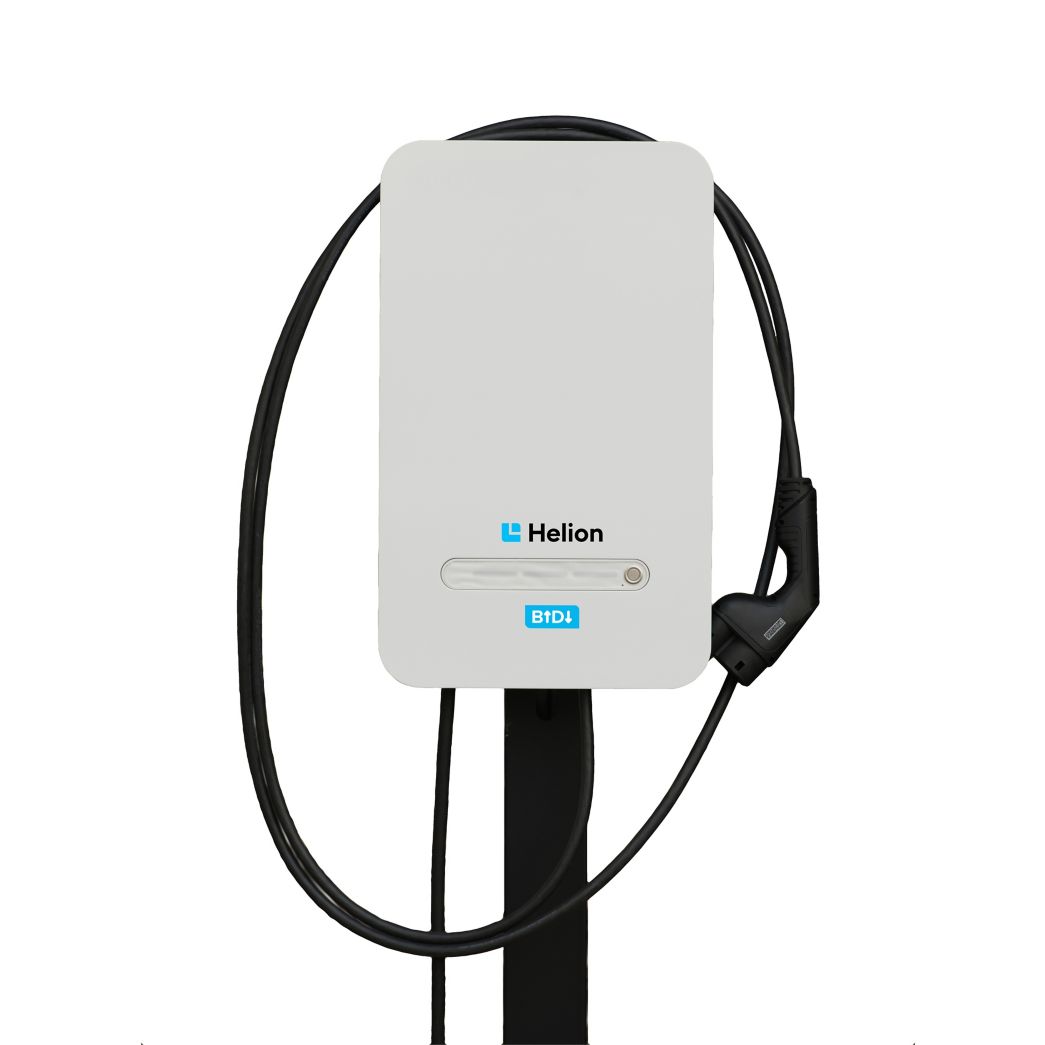 Ein Mann lehnt an einem Auto vor einem AMAG-Gebäude, während ein lila Overlay einen "Sonderpreis 0.28 CHF/KWh" bewirbt.