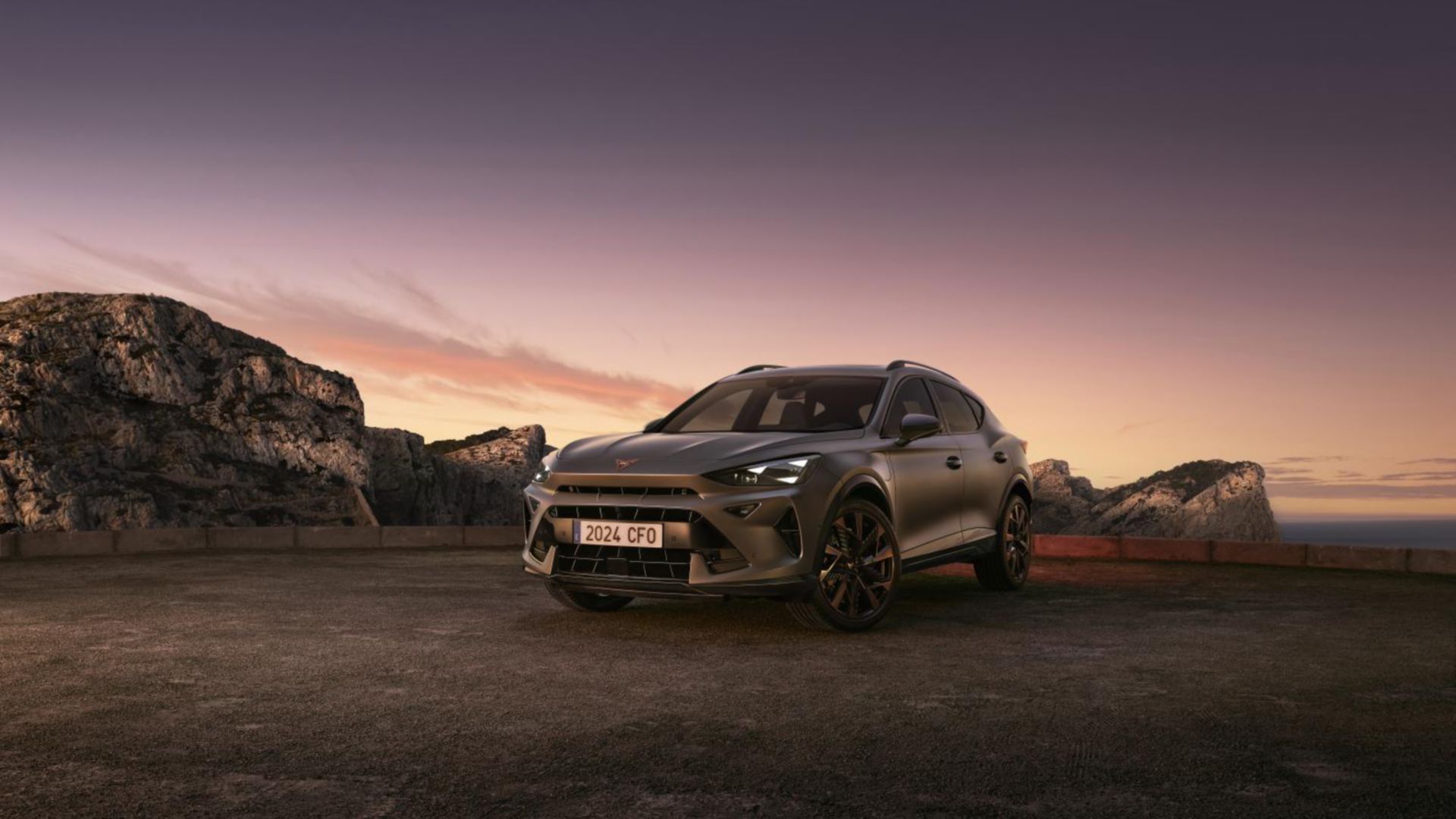 CUPRA Formentor von vorne bei Sonnenuntergang