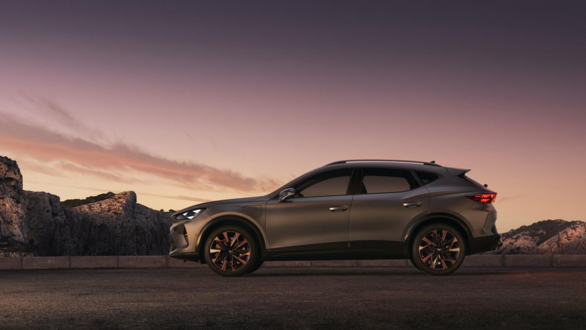 CUPRA Formentor Seitenansicht bei Sonnenuntergang