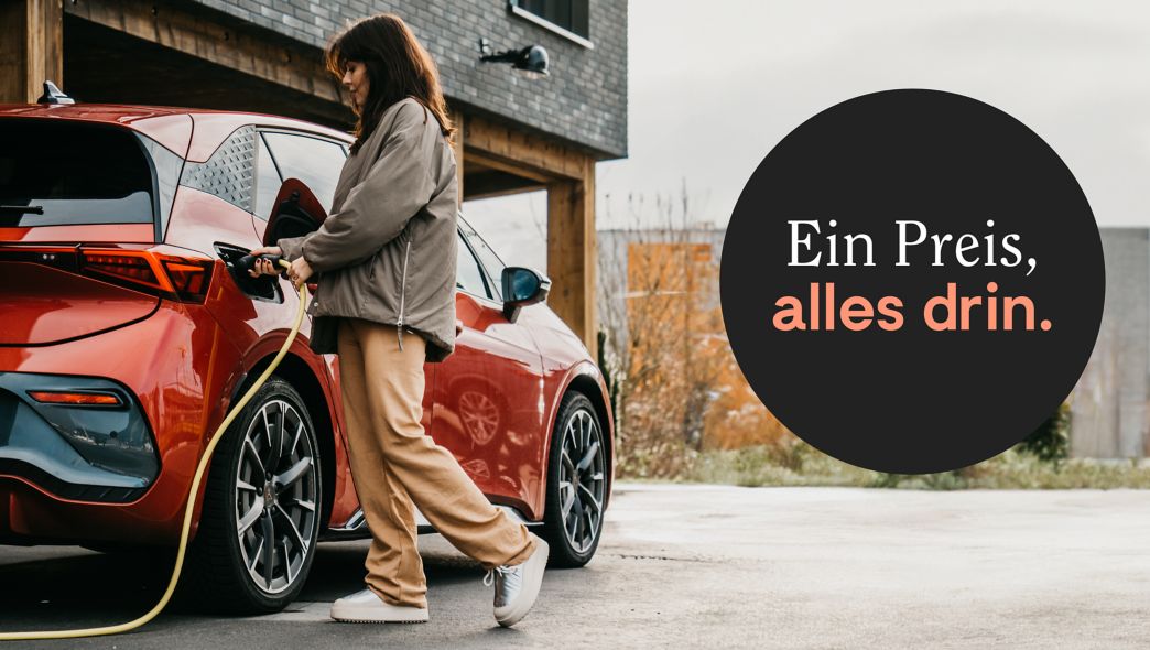 Rotes Auto mit eingestecktem Ladekabel und Frau daneben