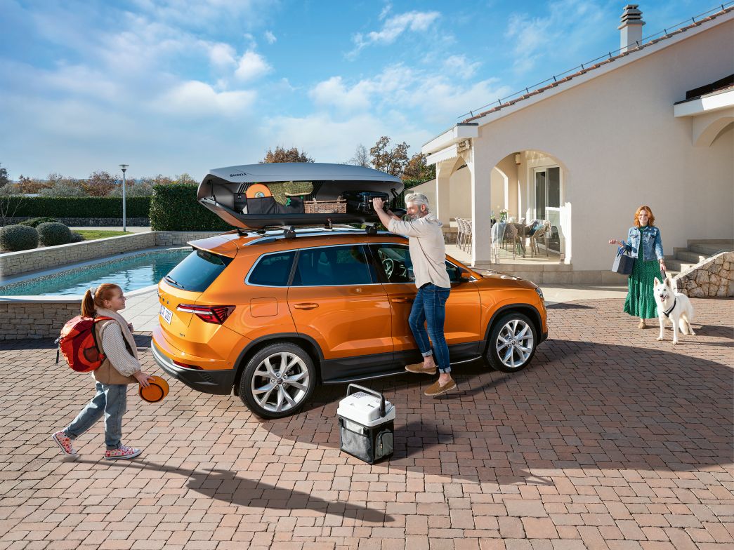 Fahrendes Auto mit Dachbox