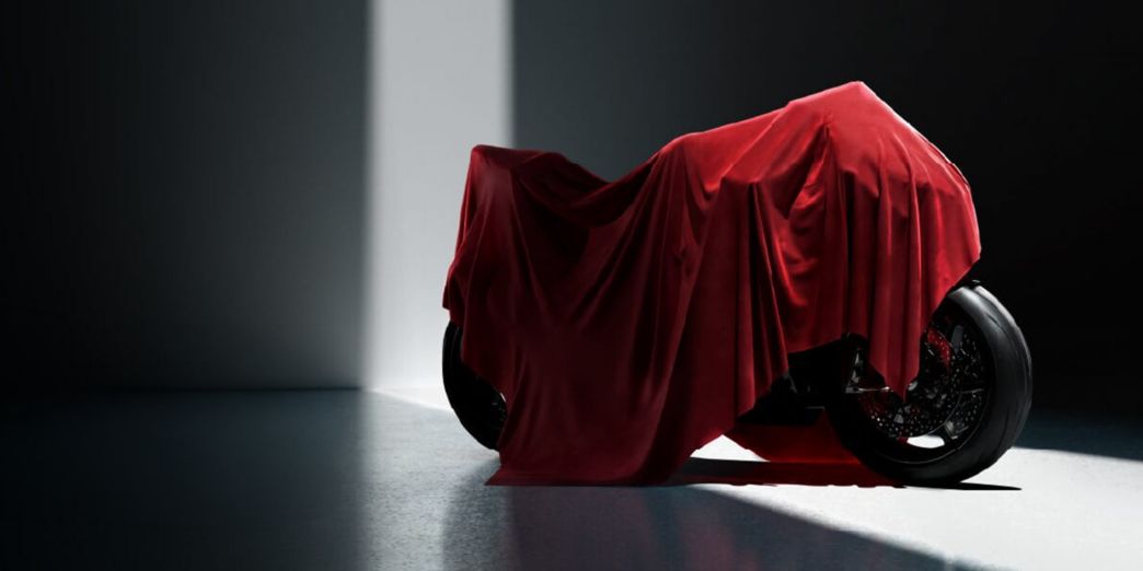 moto rossa coperta
