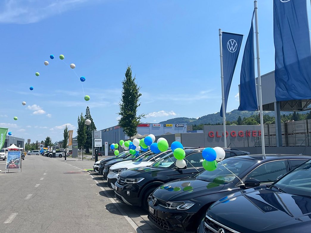 Fahrzeuge mit Luftballons