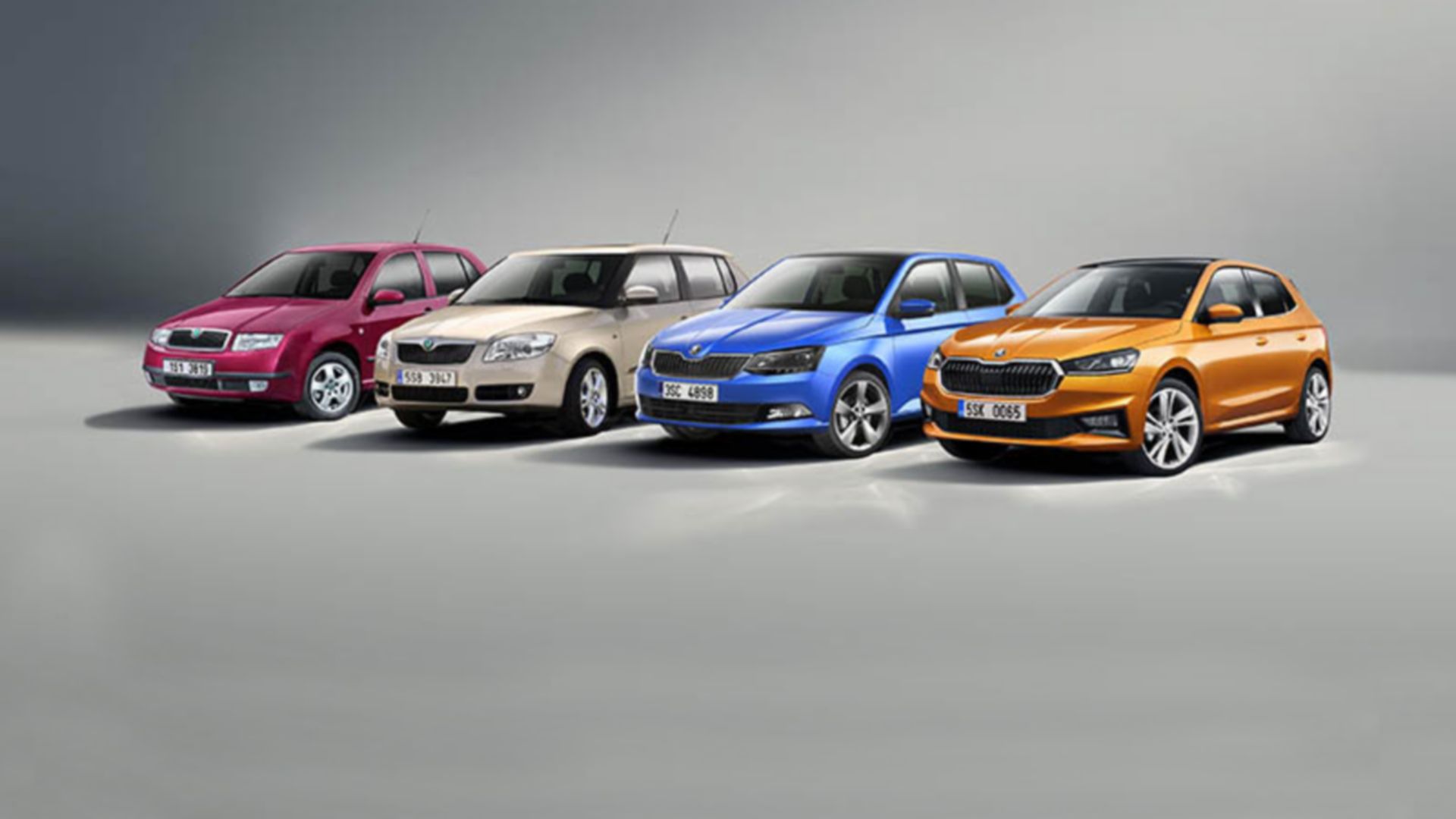 Quatre Skoda Fabia: rouge, gris, bleu et orange vue de face