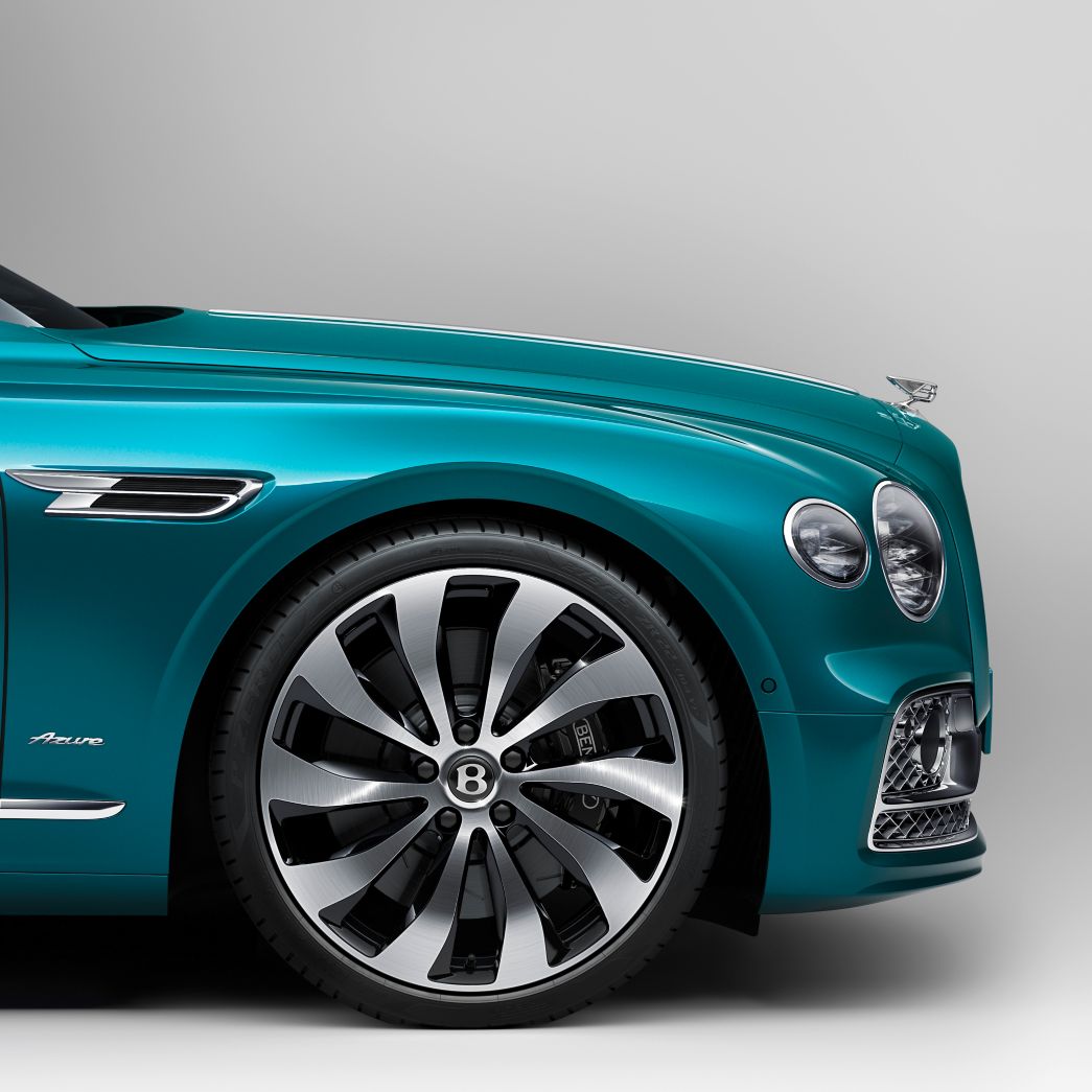 Der VW ID.7 vor der Terrasse 