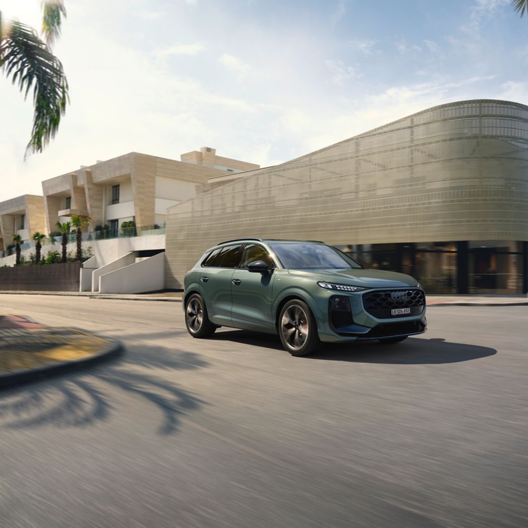 Audi Q3 vert vue de face et latérale