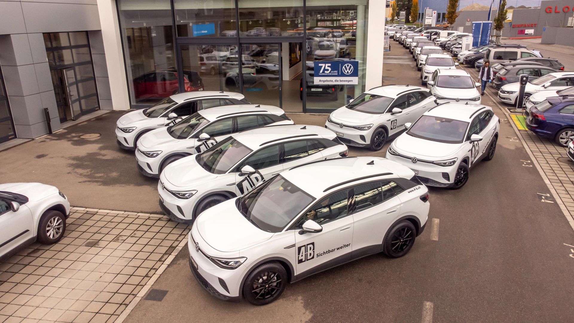 4B gebrandete Flotte weisser VW ID. 4