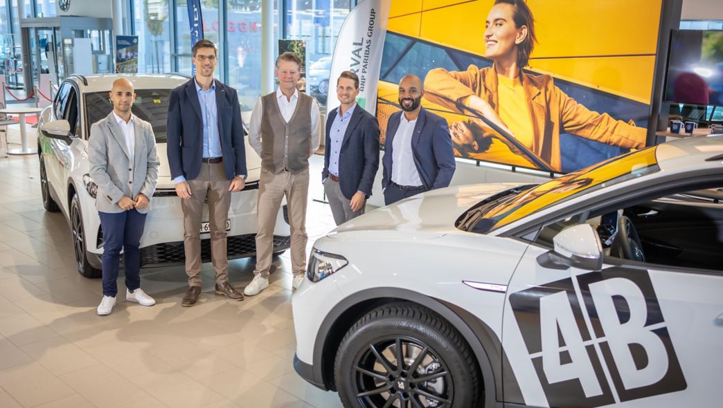 Von links nach rechts: David Iannuzzelli (Business Manager Arval), Thomas Vogel (Leiter Finanzen 4B), Jean-Marc Devaud (CEO 4B), Roger Rölli (Sales Director Arval),  Bruno R. do Nascimento (Leiter Fleet Region Zentralschweiz AMAG)
