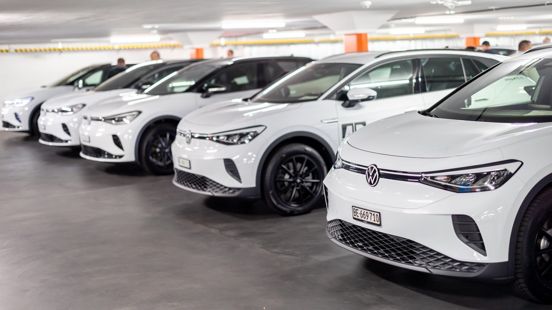 Seitliche Front weisser VW ID. 4 von 4B