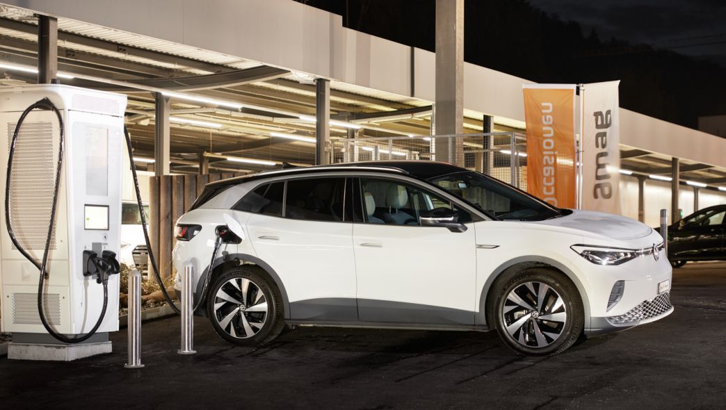 A car charging at the fast-charging station at the AMAG Used Cars Centre in Sihlbrugg