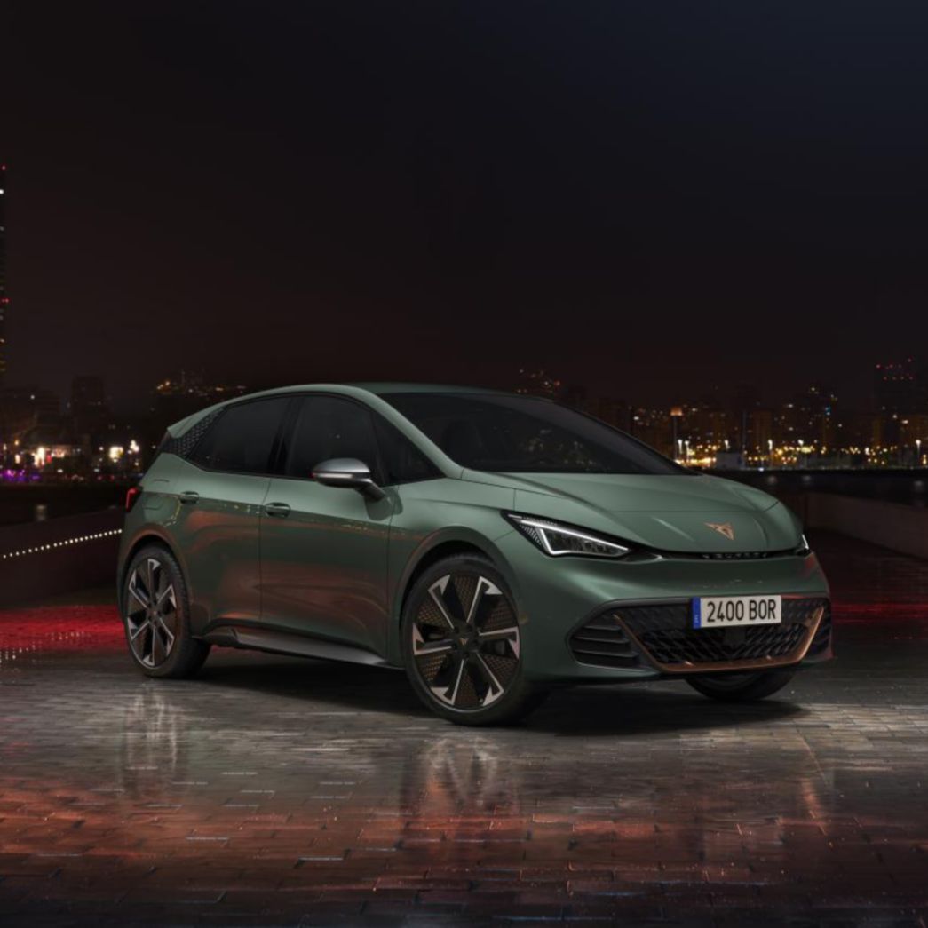 AMAG CUPRA Born verde vista laterale e frontale