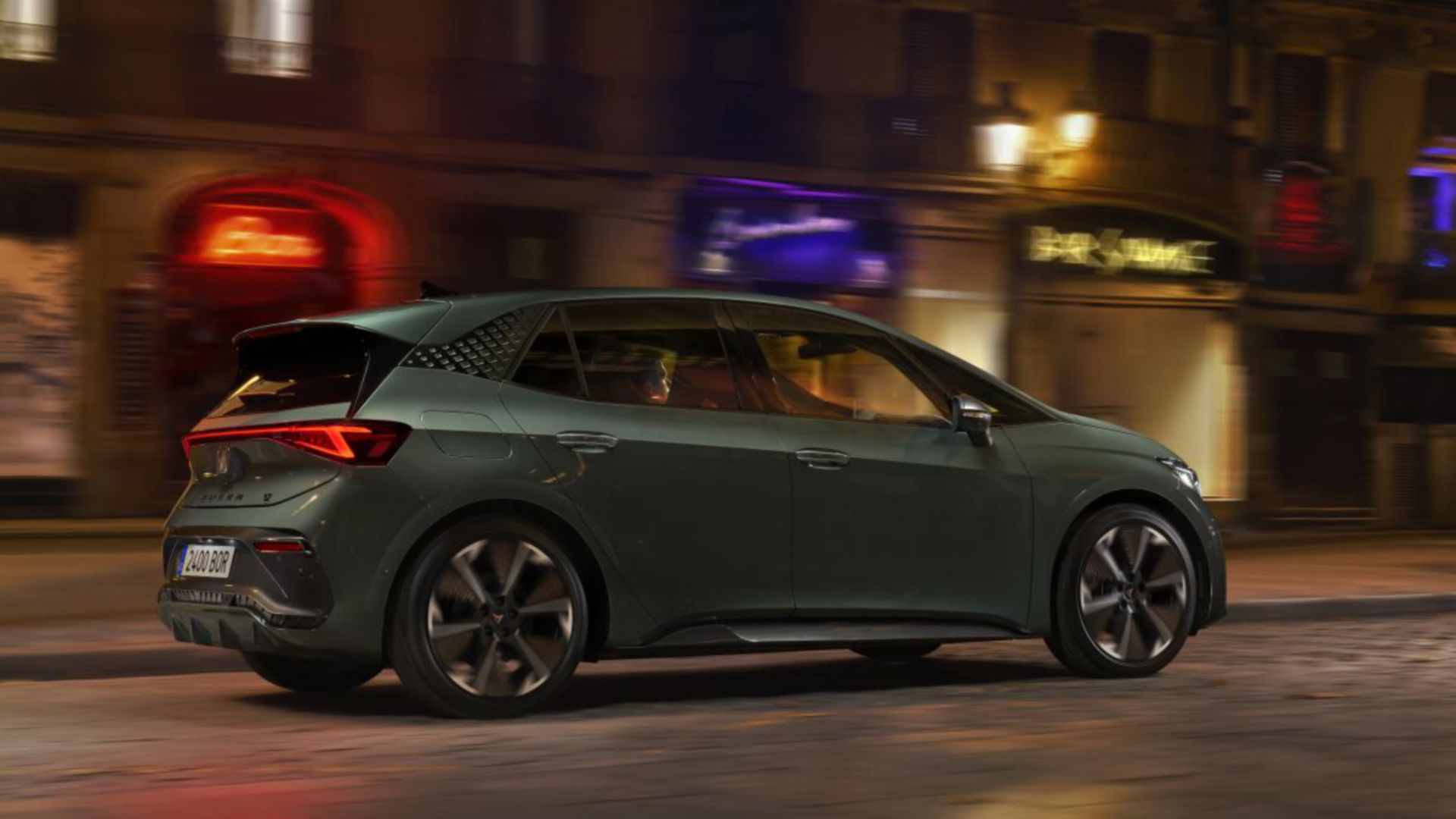 AMAG CUPRA Born VZ vista laterale su strada di notte