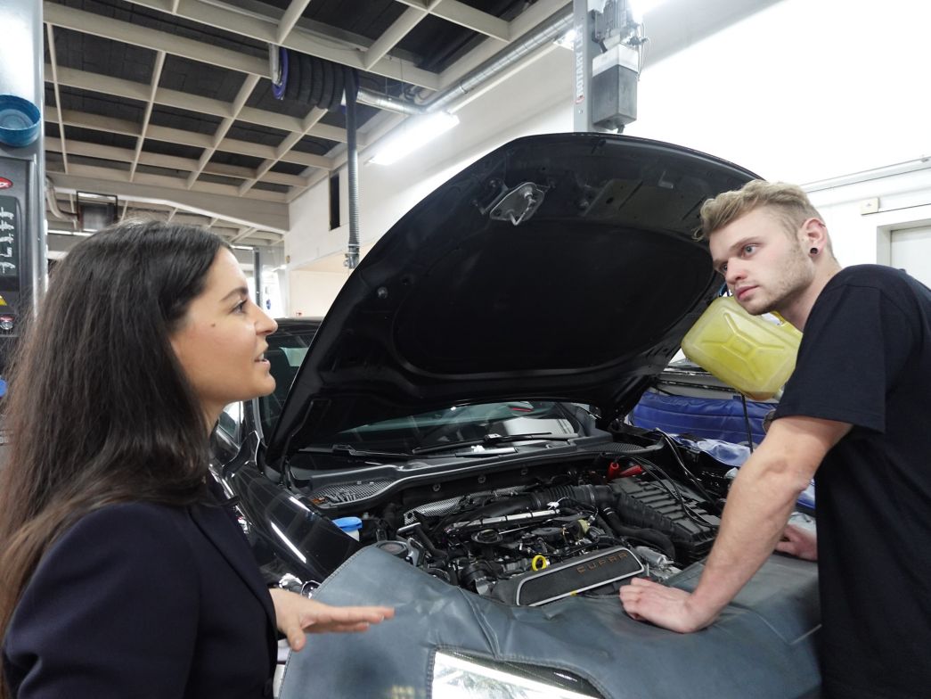 Frau an einem Pult mit Mann