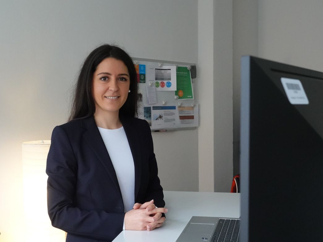 Frau verkauft ein Auto