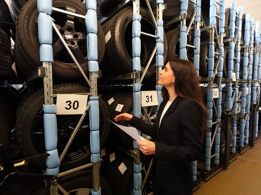 Frau arbeitet in Autowerkstatt