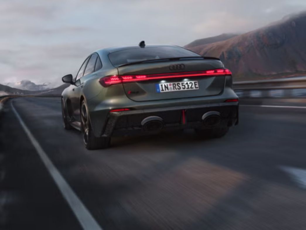 Grüner Audi RS 5 Limousine Heckansicht