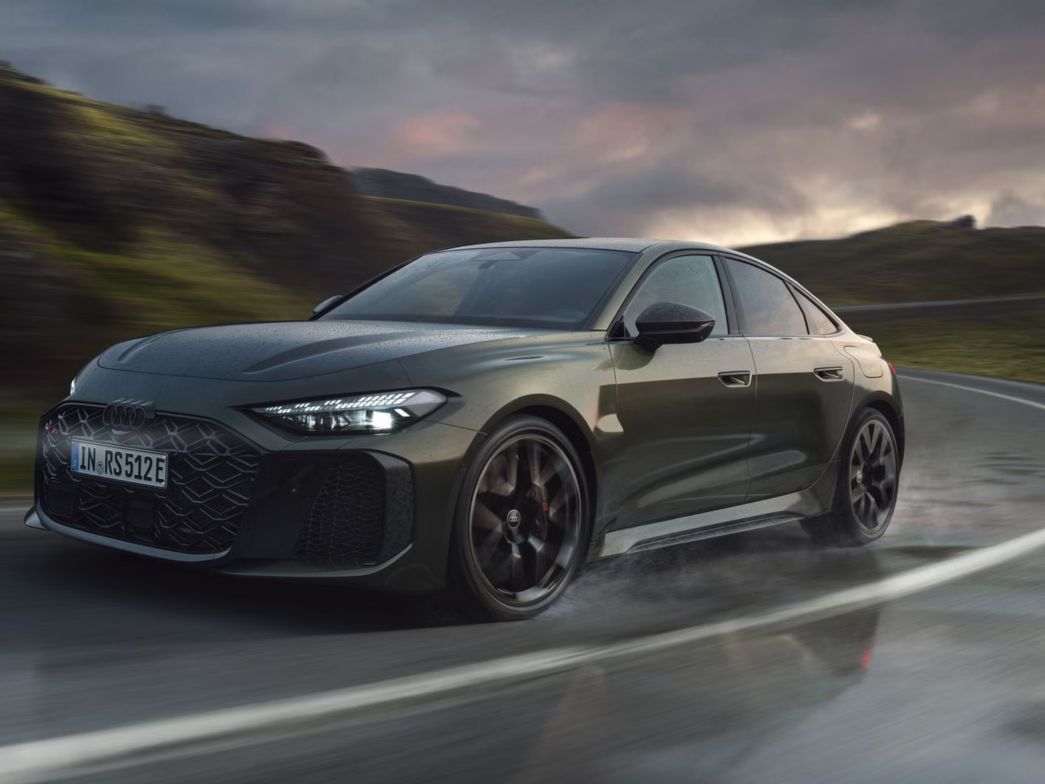 Grüner Audi RS 5 Limousine Seitenansicht auf der Strasse