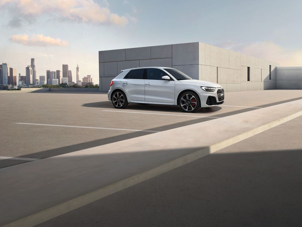 Audi A1 weiss auf einem Parkplatz