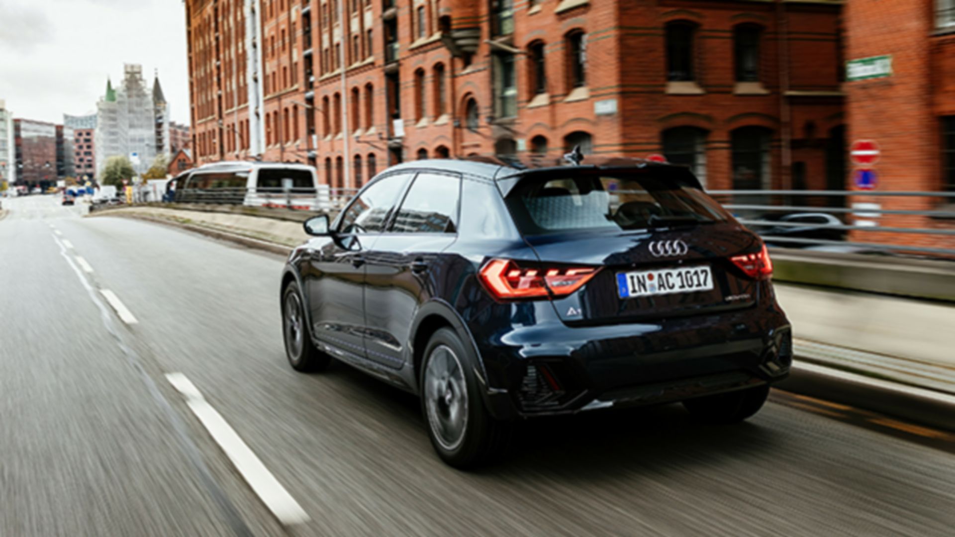 Audi A1 allstreet en noir Vue arrière sur route