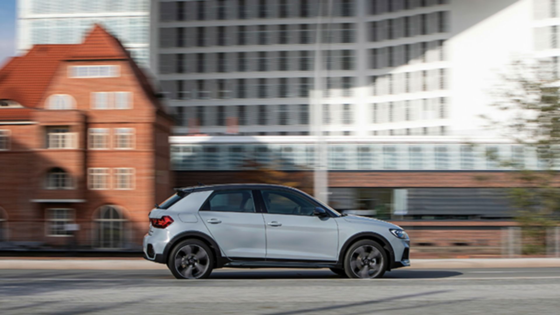 Audi A1 allstreet vue latérale sur route