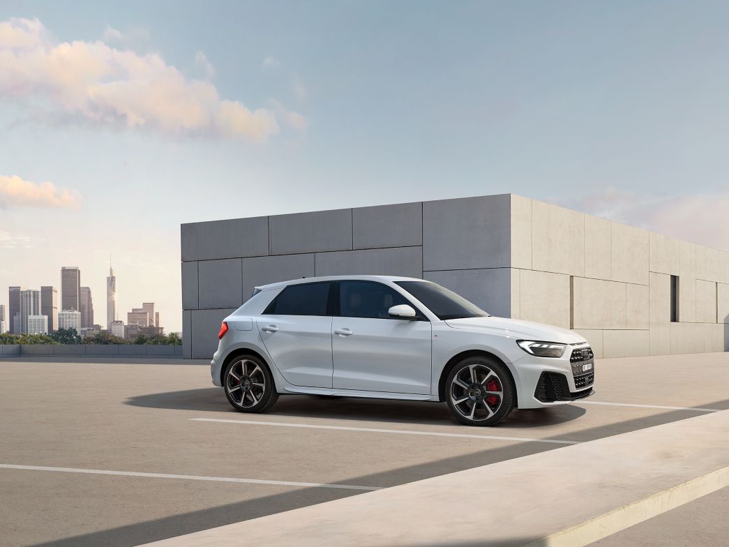 Audi A1 weiss auf einem Parkplatz