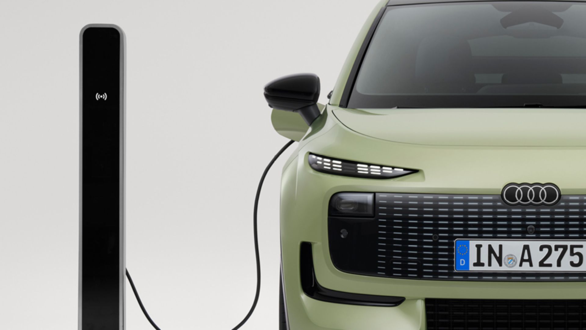 Audi A2 e-tron Vue de face verte sur une borne de recharge