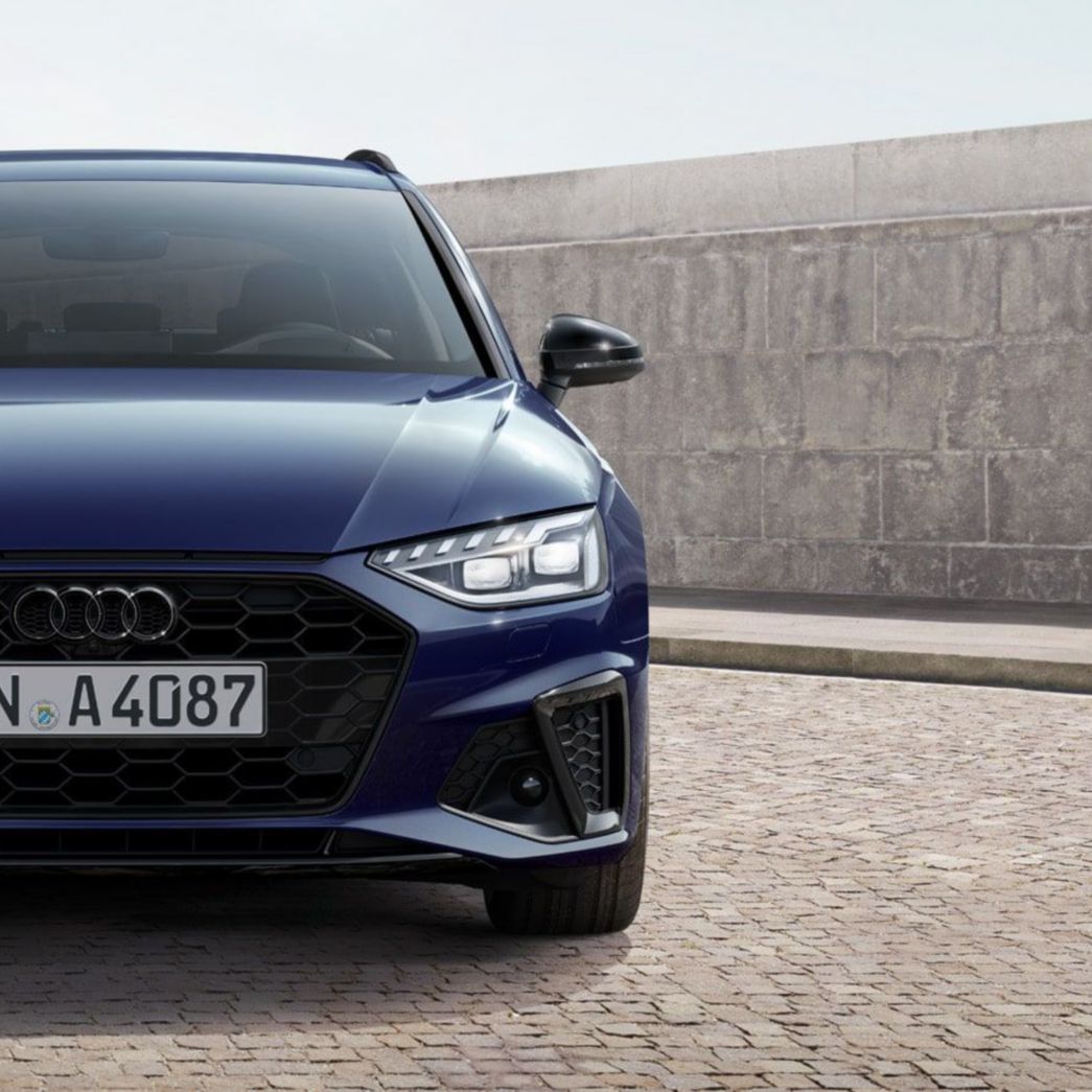 Audi A4 in blu, vista frontale