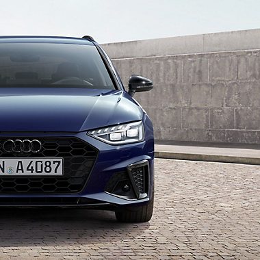 Audi A4 in blu, vista frontale