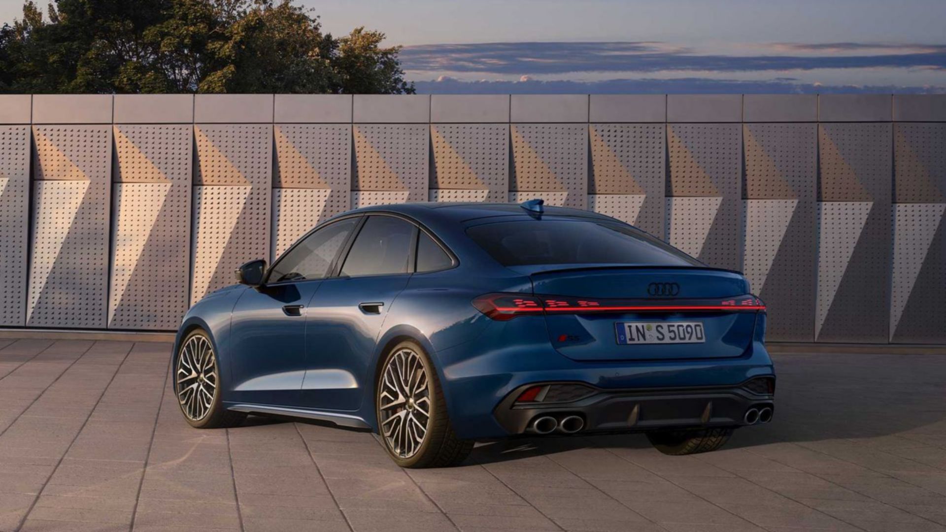 Vue arrière de l’Audi S5 Berline bleue