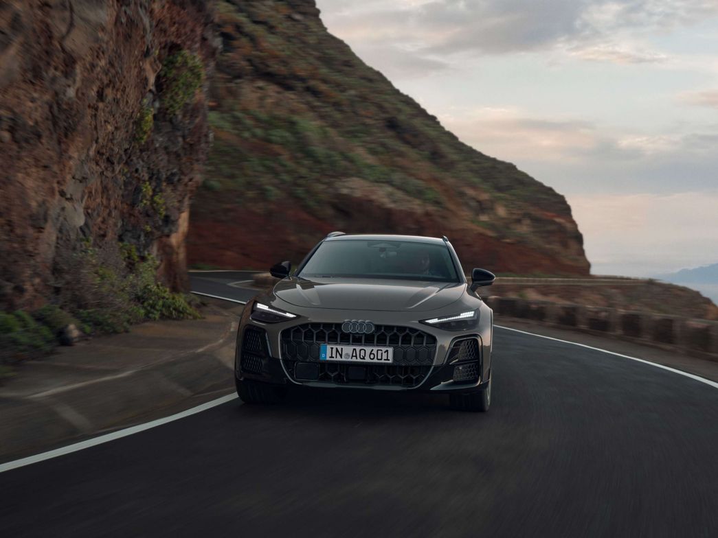 AMAG Audi A6 allroad nero Vista frontale su strada
