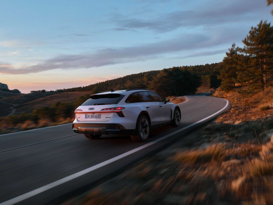 AMAG Audi A6 allroad bianco Vista posteriore su strada