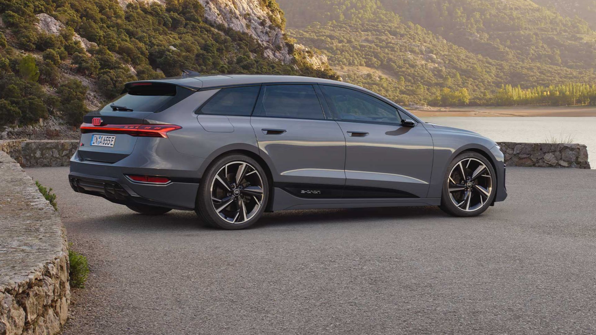 Le côté de l’Audi A6 e-tron gris