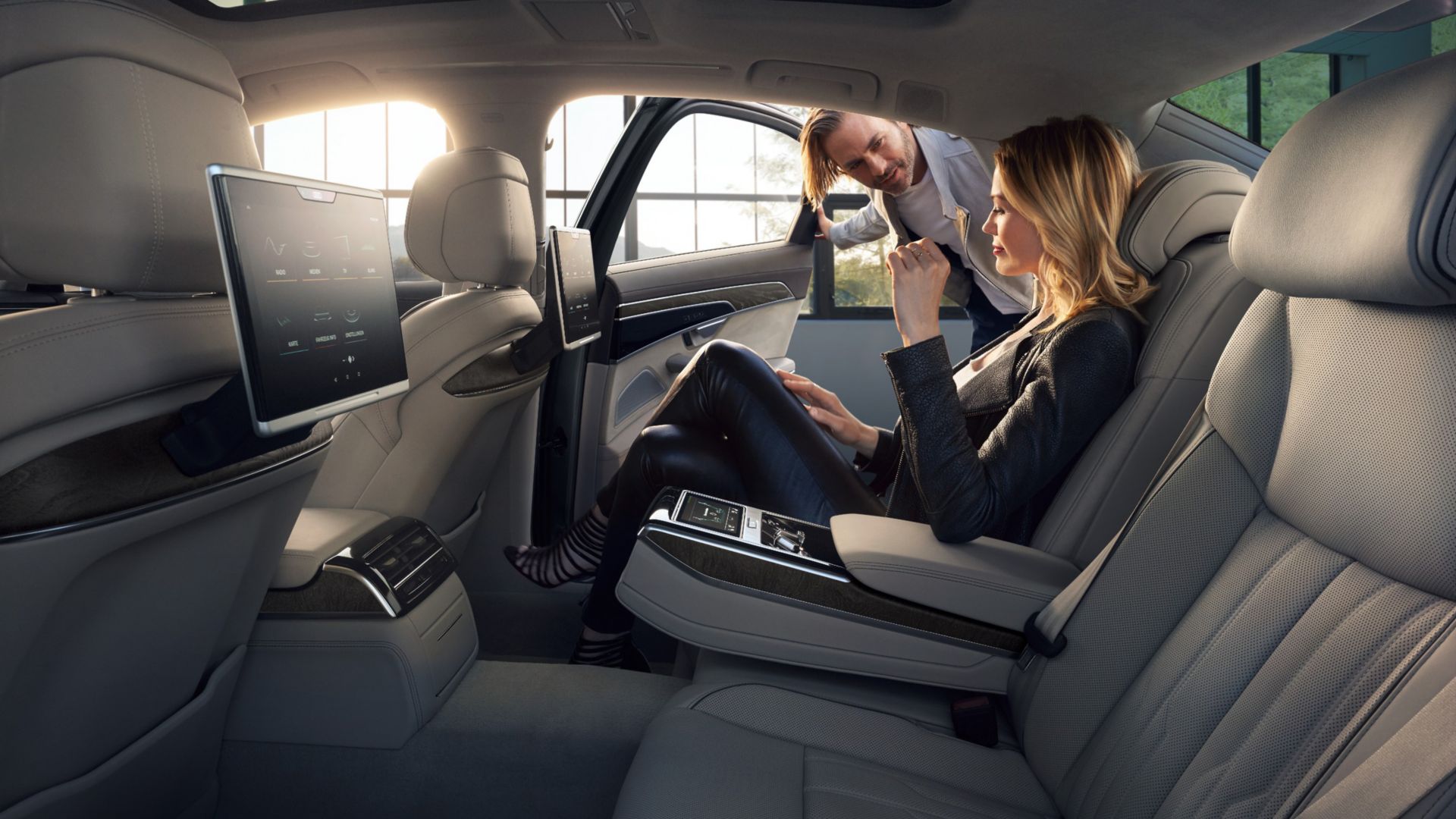 Cockpit, sièges avant Audi A8 blanche