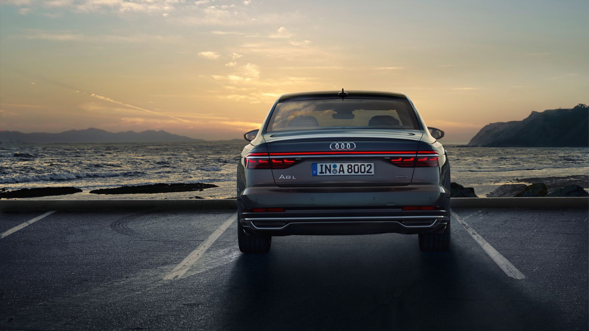 Vue arrière et de côté Audi A8 noire