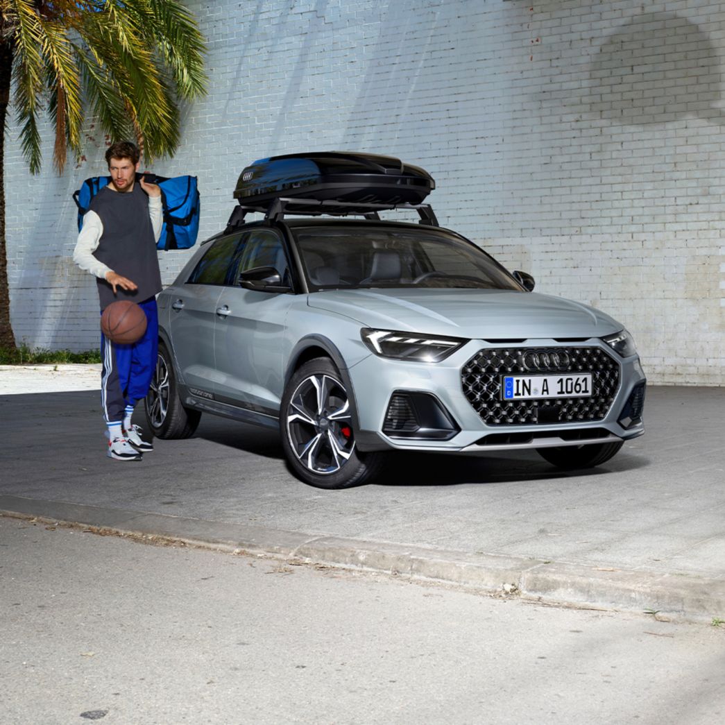 Audi A1 allstreet vue latérale devant un bâtiment et un homme à côté