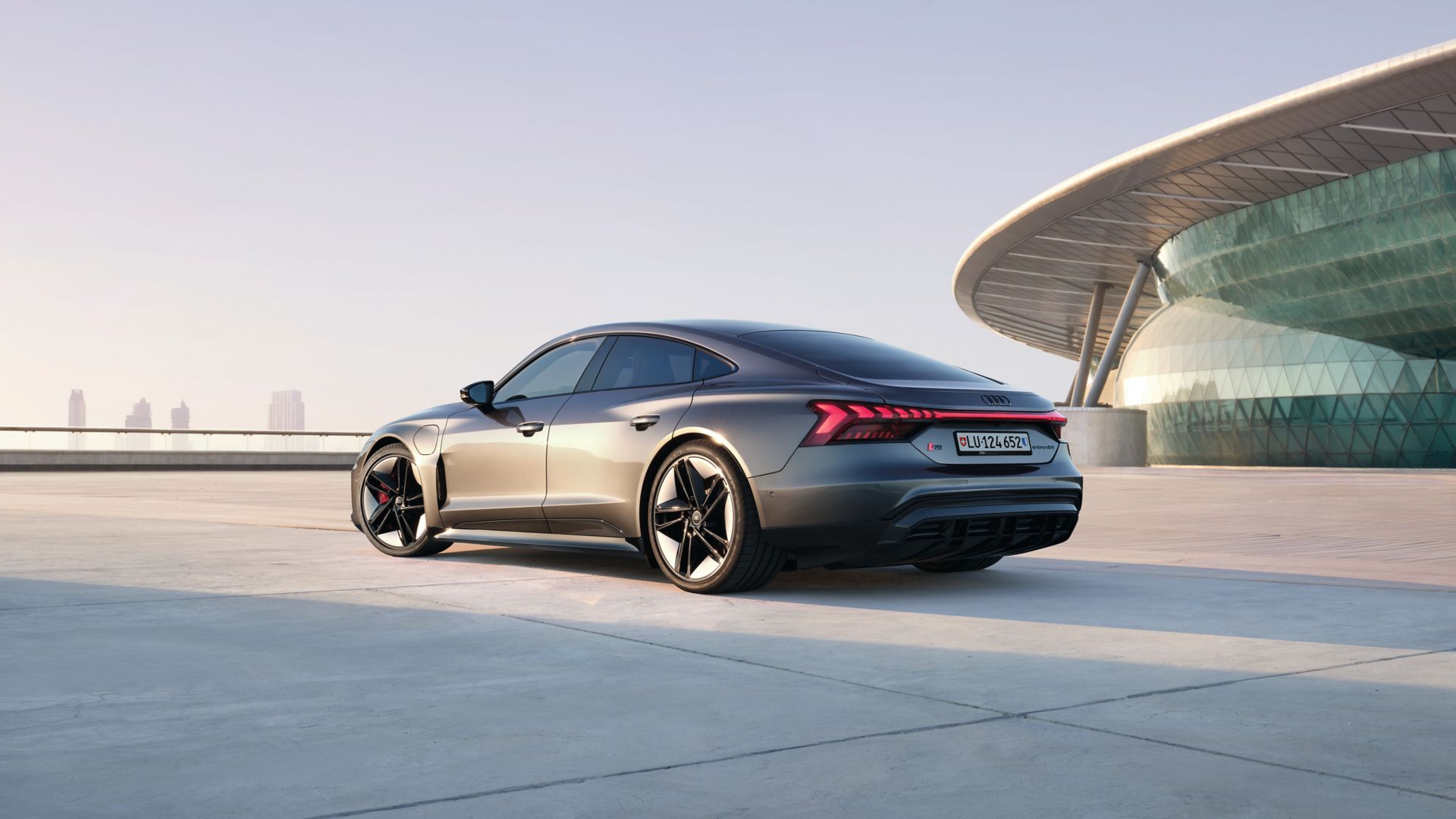 Grauer Audi RS e-tron GT Rückansicht auf einer Strasse