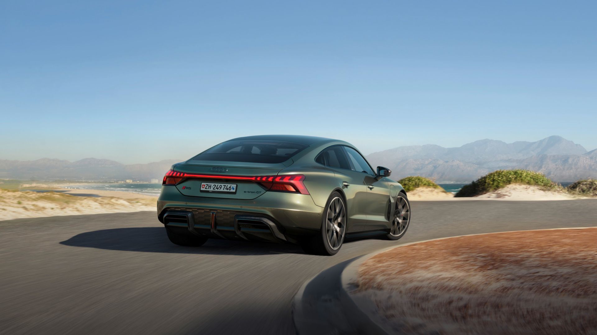 Schwarzer Audi RS e-tron GT Frontansicht auf einem Parkplatz vor einem Gebäude