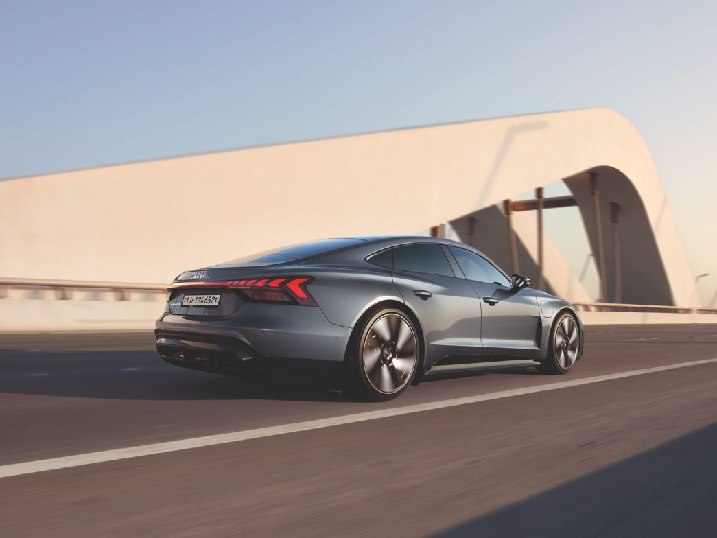 Grauer Audi e-tron GT Heck und Seitenansicht auf einer Brücke